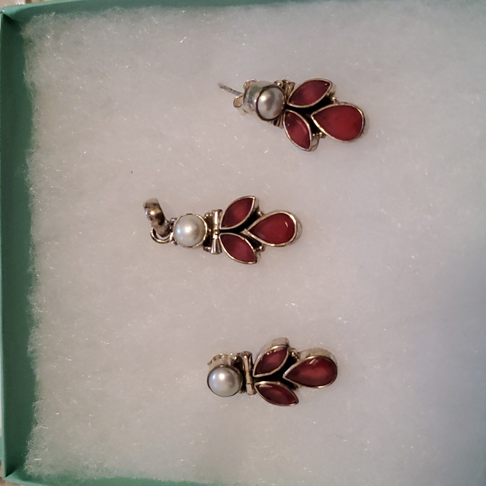 Pendant and earrings set